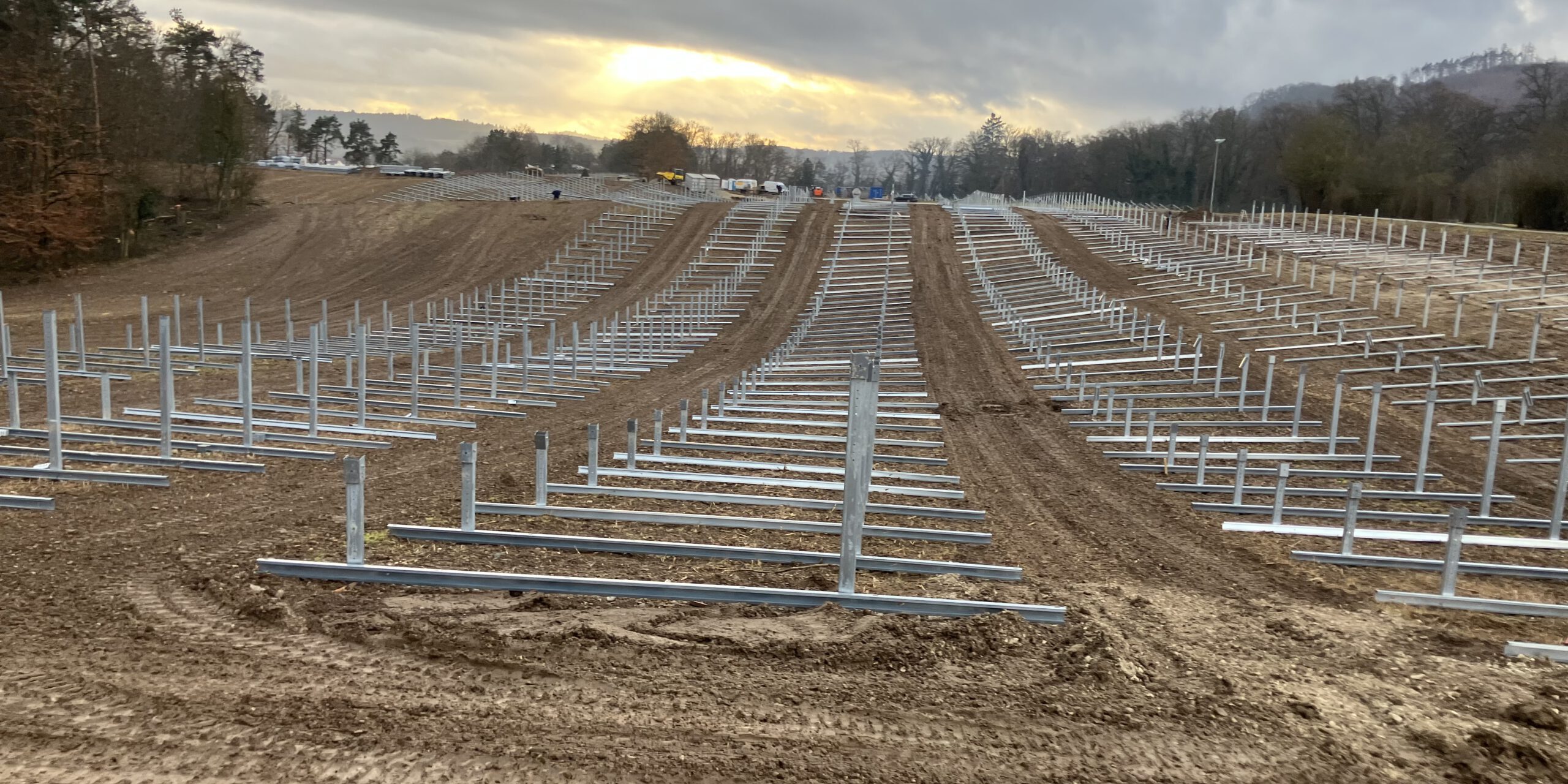 Beginn der Unterkonstruktionsmontage Anfang Februar 2026 Beginn der Unterkonstruktionsmontage Anfang Februar 2026