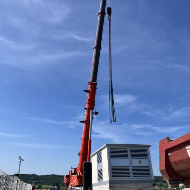 Lieferung und Aufstellung Trafostationen im Park Vorräzen