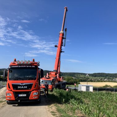 Lieferung und Aufstellung Trafostationen im Park Vorräzen