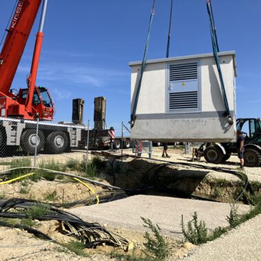 Lieferung und Aufstellung Trafostationen im Park Vorräzen