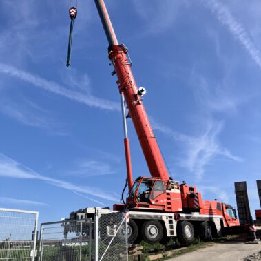 Lieferung und Aufstellung Trafostationen im Park Vorräzen