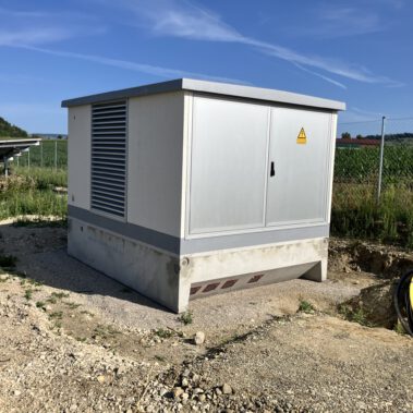 Lieferung und Aufstellung Trafostationen im Park Vorräzen