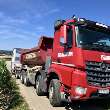 Lieferung und Aufstellung Trafostationen im Park Vorräzen
