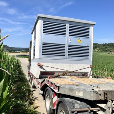 Lieferung und Aufstellung Trafostationen im Park Vorräzen