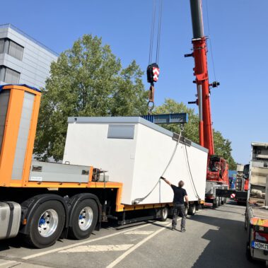 Lieferung und Aufstellung der Übergabestation vor dem DAK Gebäude am Kreisverkehr B34.