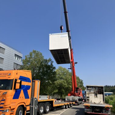 Lieferung und Aufstellung der Übergabestation vor dem DAK Gebäude am Kreisverkehr B34.