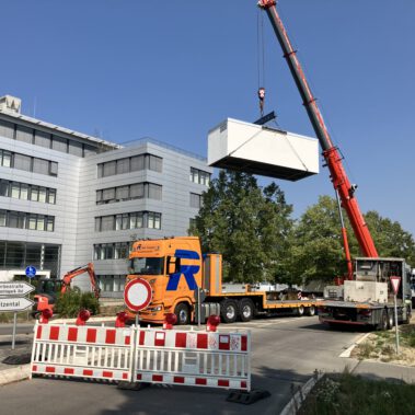 Lieferung und Aufstellung der Übergabestation vor dem DAK Gebäude am Kreisverkehr B34.