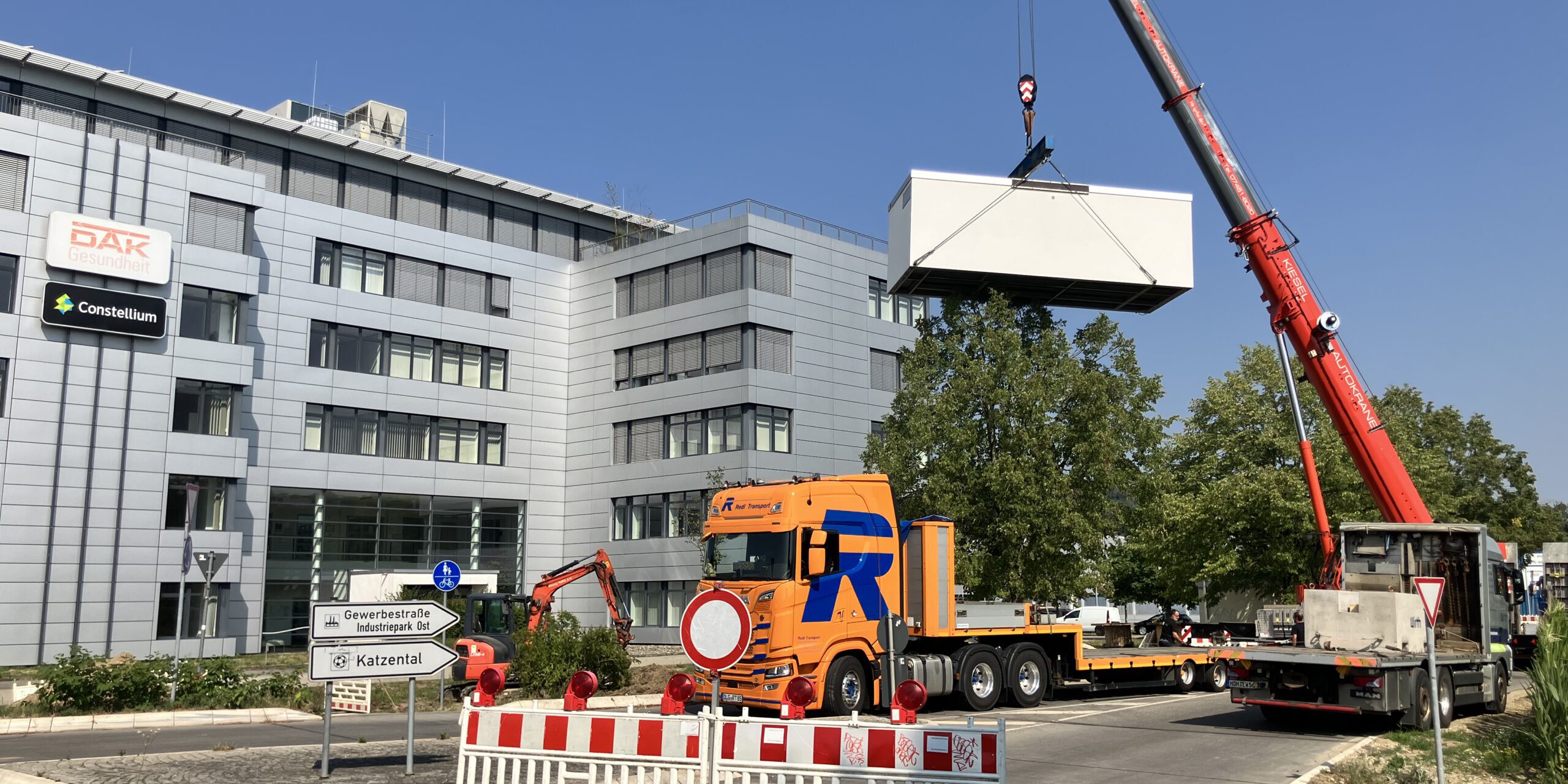 Lieferung und Aufstellung der Übergabestation vor dem DAK Gebäude am Kreisverkehr B34. Lieferung und Aufstellung der Übergabestation vor dem DAK Gebäude am Kreisverkehr B34.