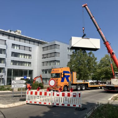 Lieferung und Aufstellung der Übergabestation vor dem DAK Gebäude am Kreisverkehr B34.