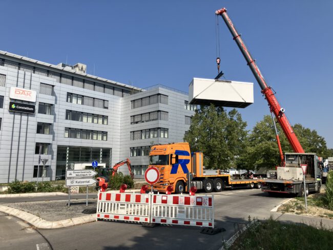 Lieferung und Aufstellung der Übergabestation vor dem DAK Gebäude am Kreisverkehr B34. Lieferung und Aufstellung der Übergabestation vor dem DAK Gebäude am Kreisverkehr B34.