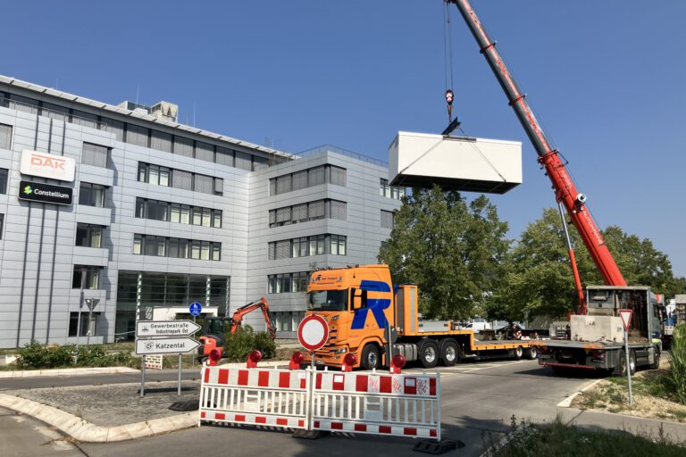 Lieferung und Aufstellung der Übergabestation vor dem DAK Gebäude am Kreisverkehr B34.