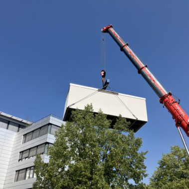 Lieferung und Aufstellung der Übergabestation vor dem DAK Gebäude am Kreisverkehr B34.
