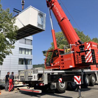 Lieferung und Aufstellung der Übergabestation vor dem DAK Gebäude am Kreisverkehr B34.