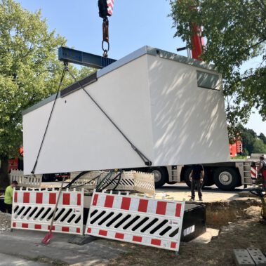 Lieferung und Aufstellung der Übergabestation vor dem DAK Gebäude am Kreisverkehr B34.