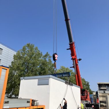 Lieferung und Aufstellung der Übergabestation vor dem DAK Gebäude am Kreisverkehr B34.