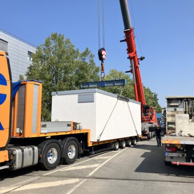 Lieferung und Aufstellung der Übergabestation vor dem DAK Gebäude am Kreisverkehr B34.