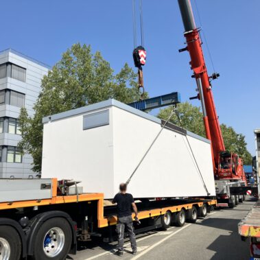 Lieferung und Aufstellung der Übergabestation vor dem DAK Gebäude am Kreisverkehr B34.