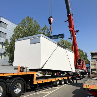 Lieferung und Aufstellung der Übergabestation vor dem DAK Gebäude am Kreisverkehr B34.
