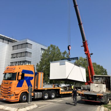Lieferung und Aufstellung der Übergabestation vor dem DAK Gebäude am Kreisverkehr B34.