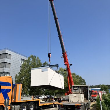 Lieferung und Aufstellung der Übergabestation vor dem DAK Gebäude am Kreisverkehr B34.