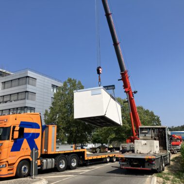 Lieferung und Aufstellung der Übergabestation vor dem DAK Gebäude am Kreisverkehr B34.