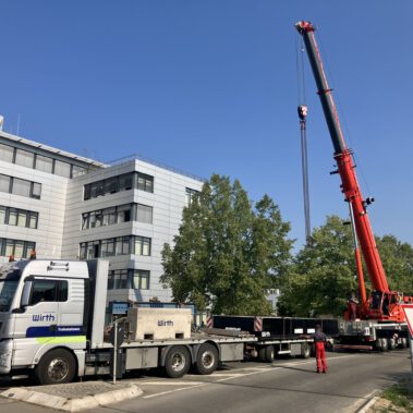 Lieferung und Aufstellung des Unterteils der Übergabestation vor dem DAK Gebäude am Kreisverkehr B34.
