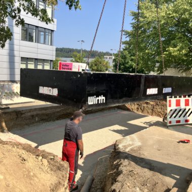 Lieferung und Aufstellung des Unterteils der Übergabestation vor dem DAK Gebäude am Kreisverkehr B34.
