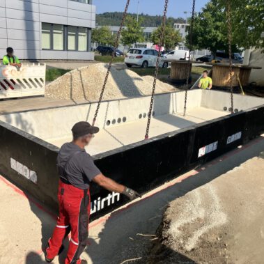 Lieferung und Aufstellung des Unterteils der Übergabestation vor dem DAK Gebäude am Kreisverkehr B34.