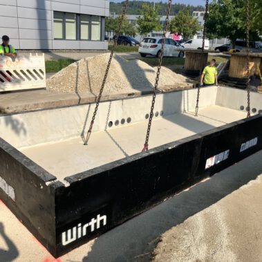 Lieferung und Aufstellung des Unterteils der Übergabestation vor dem DAK Gebäude am Kreisverkehr B34.