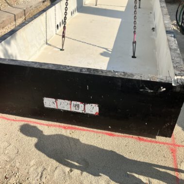 Lieferung und Aufstellung des Unterteils der Übergabestation vor dem DAK Gebäude am Kreisverkehr B34.