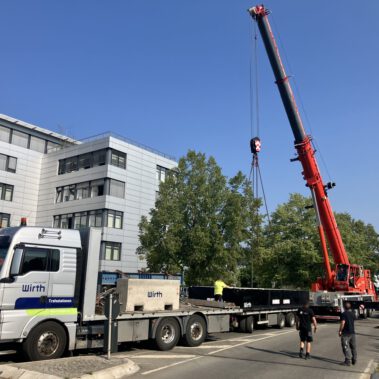Lieferung und Aufstellung des Unterteils der Übergabestation vor dem DAK Gebäude am Kreisverkehr B34.
