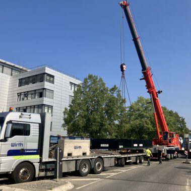Lieferung und Aufstellung des Unterteils der Übergabestation vor dem DAK Gebäude am Kreisverkehr B34.