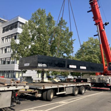 Lieferung und Aufstellung des Unterteils der Übergabestation vor dem DAK Gebäude am Kreisverkehr B34.