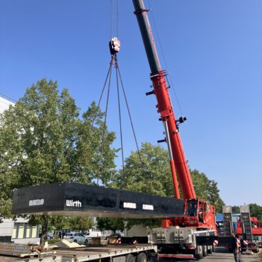 Lieferung und Aufstellung des Unterteils der Übergabestation vor dem DAK Gebäude am Kreisverkehr B34.