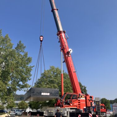 Lieferung und Aufstellung des Unterteils der Übergabestation vor dem DAK Gebäude am Kreisverkehr B34.